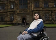 168澳洲 ：加油！澳洲22岁华人女孩患癌，从没想过会坐轮椅，被迫放弃学业