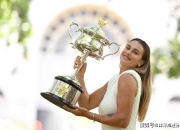 168澳洲生活网：手捧澳网奖杯拍写真！25岁冠军从女汉子变淑女，网友：气质温婉