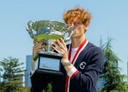 168澳洲生活网：网球——澳网：辛纳展示冠军奖杯