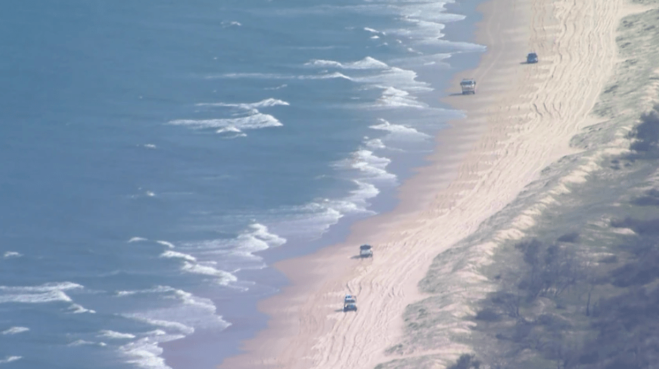 澳洲:突发澳洲，澳洲小伙在沙滩玩沙，却遭活埋，还在ICU