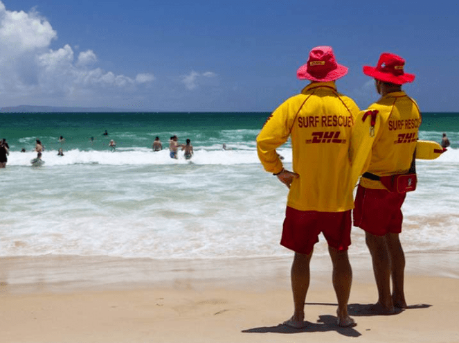 澳洲:突发澳洲，澳洲小伙在沙滩玩沙，却遭活埋，还在ICU